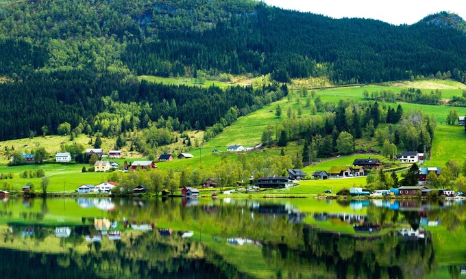 The Waterfront House | Business and leisure travelers alike appreciate our convenient location !