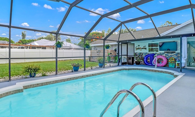 Golden Gate House | Butterfly Paradise with Pool