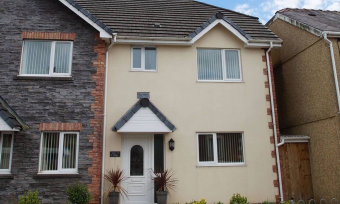 Ammanford House | Bwthyn y Gors in the beautiful Ammanford