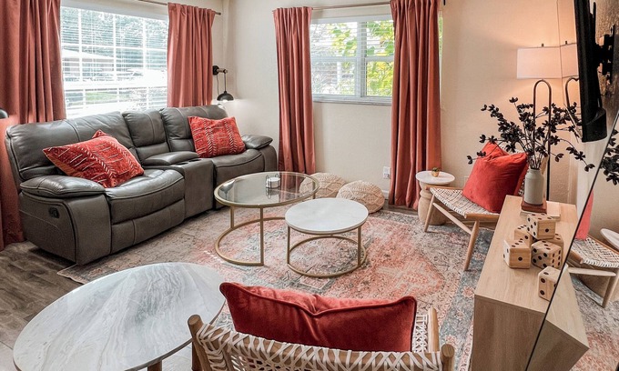 Carver City - Lincoln Gardens House | By Airport/King Ensuite/1 LV/Heated Community Pool