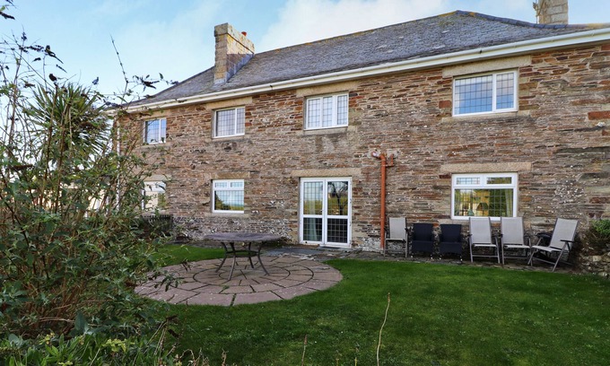 Harlyn Cottage | By the beach, spacious cottage, gardens and sea views