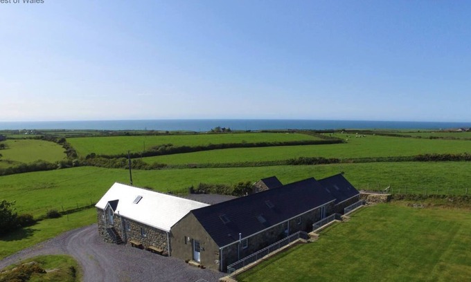 Garn Fadryn House | Bythynnod Lleuddad Cottages