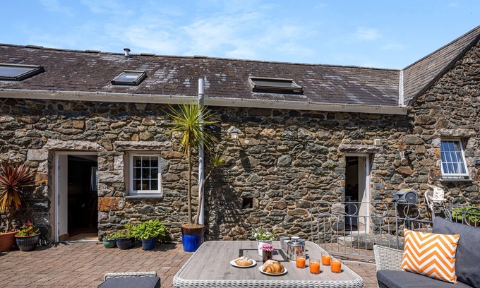 Garn Fadryn House | Bythynnod Sarn Group Cottages
