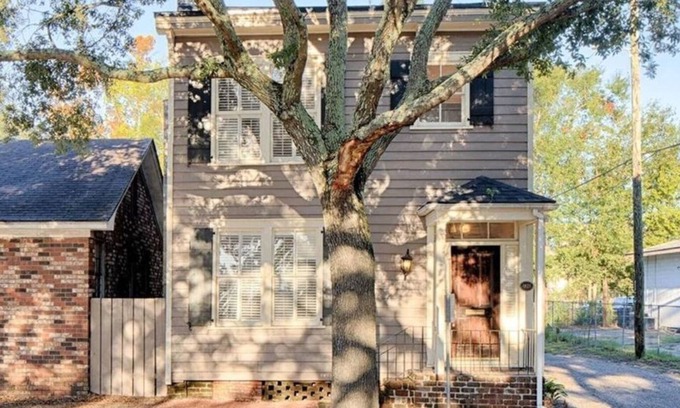 Historic District - North House | C 1821- 3 BR-2.5 bath SECURE PARKING. NEW REDUCED RATES July & Aug. Walk to all!