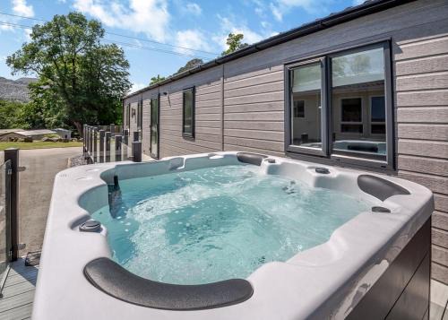 Bethesda Apartment | C03 - The Faraday with Hot Tub