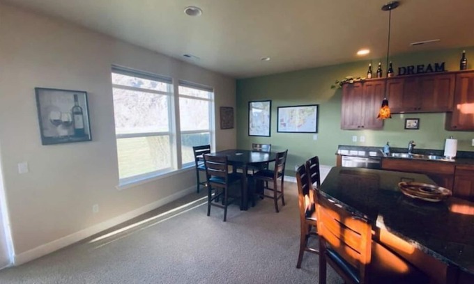 Quincy House | C17 Home by pool & Gorge shuttle