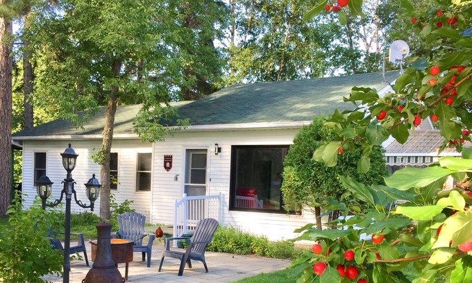 Lac-Saint-Jean-Est Regional County Municipality Ski Chalet | Le Chalet du Havre, 5 bedrooms, waterfront, covered terrace, pedal boat included!