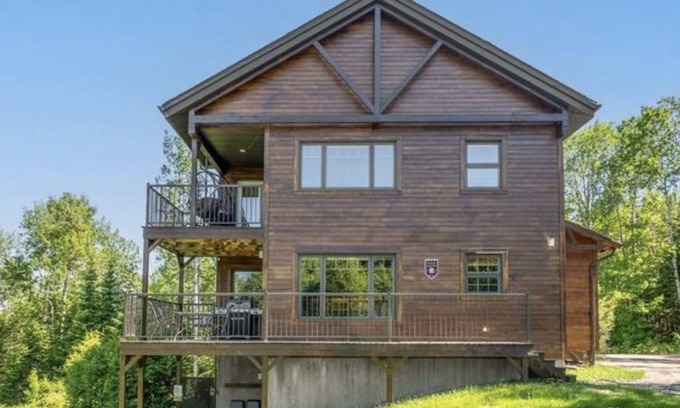 Petite-Riviere-Saint-Francois Ski Chalet | En Montagne Entre le Massif de Charlevoix et Baie St-paul! 2 Spas!!