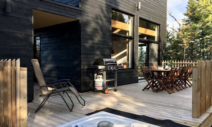 Petite-Riviere-Saint-Francois Villa | Chalet Valhalla - views, hot tub and coziness - less than 15km from Le Massif