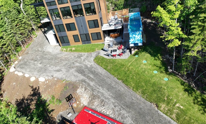 Petite-Riviere-Saint-Francois Ski Chalet | Spa, sauna, swimming pool, basketball.