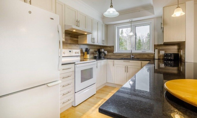 Petite-Riviere-Saint-Francois Condo | Entre Ciel et Fleuve 26P Spacious chalet, Warm, Pool