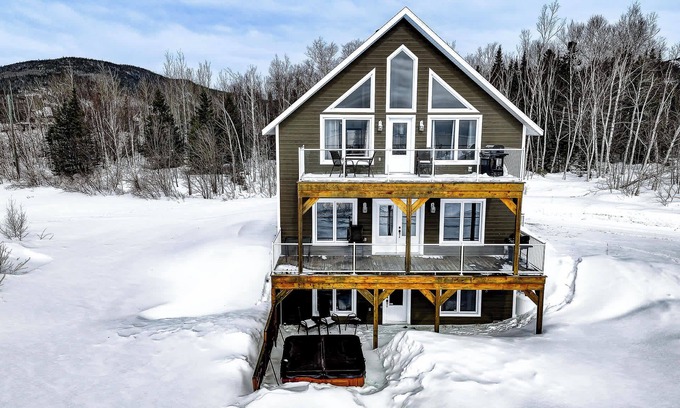 Petite-Riviere-Saint-Francois Ski Chalet | Spa and River View - Le Haut-Perche