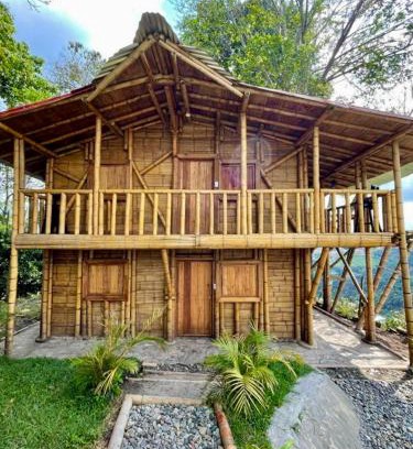Calarca House | Cabaña Bamboo House