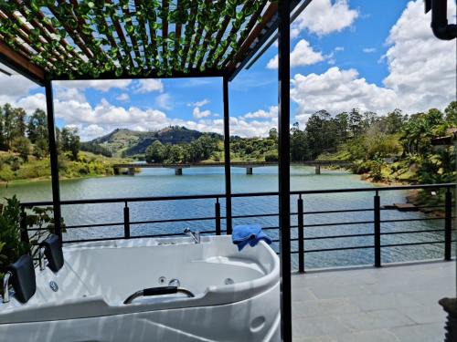 El Penol Villa | Cabaña con Jacuzzi frente al Lago