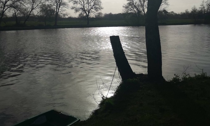 Saint-Medard-de-Guizieres House | Cabanon de Charme les Pieds Dans L'eau !