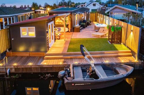 Oud-Loosdrecht Apartment | Cabana incl boat, jacuzzi,subboarts on a quiet park with private parking