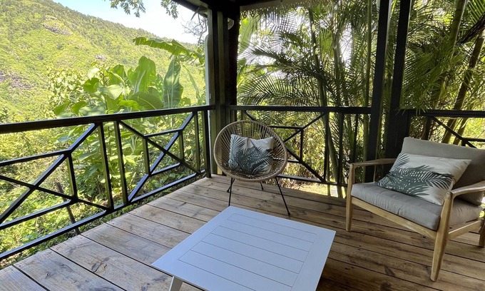 Saint-Denis House | Cabane dans les bois