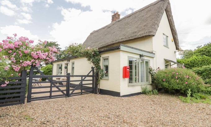 Weybread Cottage | Cabin ∙ 2 bedrooms ∙ 4 guests