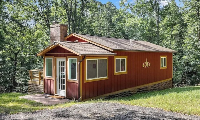 Bergton Ski Chalet | Cabin: Hot Tub, Firepit, Grill, Wifi, Dog-Friendly