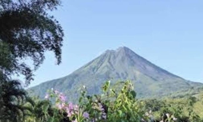 Penas Blancas Cabin | Cabin in La Fortuna with rustic finishes, river and forest