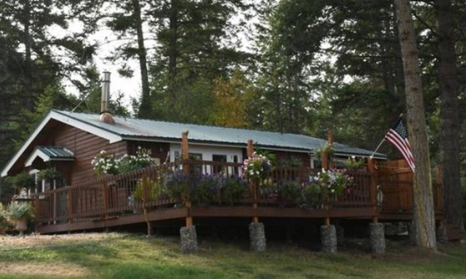 Lakeside Cabin | Cabin near Flathead Lake is walking distance to food, shopping and lake view.