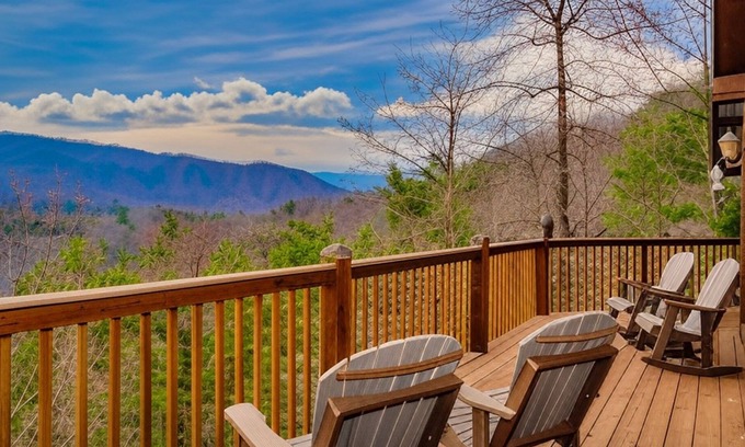 Wears Valley Cabin | Cabin Of Many Colors, Hot Tub, Mtn Views, Cozy Cabin Retreat in the Smokies!