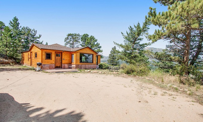 Estes Park Cabin | Cabin on 7 acres with glorious mountain views & wood fireplace