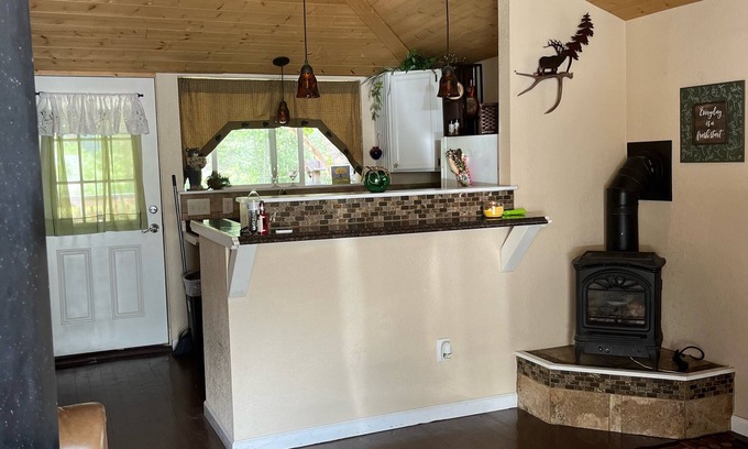 Drake Resort | Cabin on the river with private balcony 5 min to Estes park with hot tub nice!