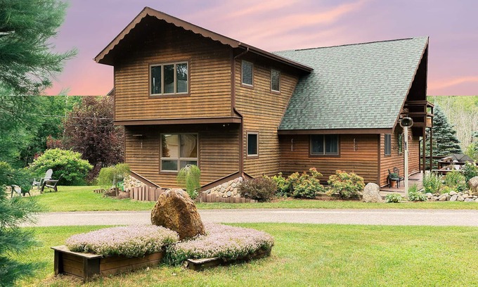 East Jordan Cabin | Cabin Sleeping Bunkhouse Hot Tub Firepit No Bunkbeds