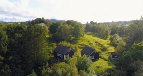 Fitjar Apartment | Cabin with a view to water