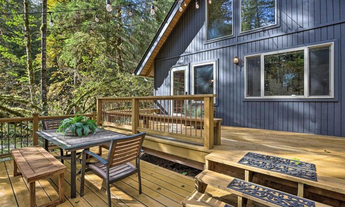 Glacier House | Cabin with Hot Tub about 18 Mi to Mt Baker Ski Area!
