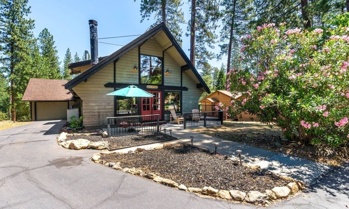 Groveland Cabin | Cabina De Alba - Charming and Modern by Yosemite Region Resorts