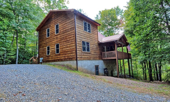 West Jefferson Cabin | Cabinlot-Open for Bookings! Lake Access, Pool Table, WIFI, Fire Pit