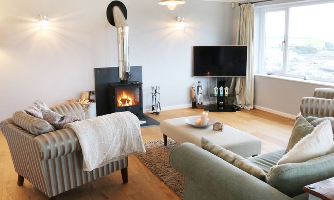Cemaes Bay Cottage | CABLE HOUSE, pet friendly, luxury holiday cottage in Cemaes Bay