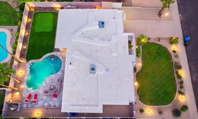 Shea Heights House | Cactus Manor, Heated Pool ! Putting Green! Centrally located
