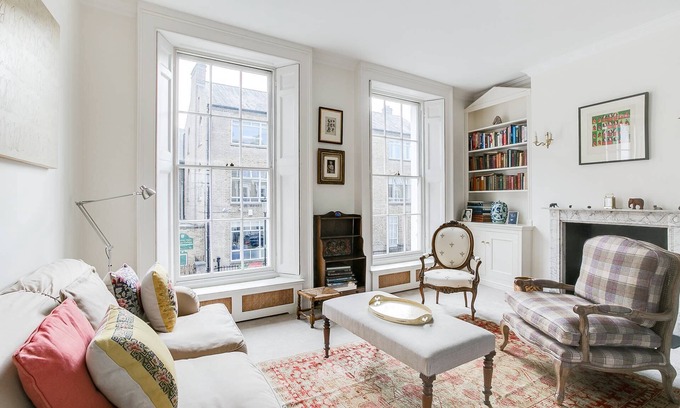 Brompton & Hans Town Apartment | Cadogan Street III by onefinestay