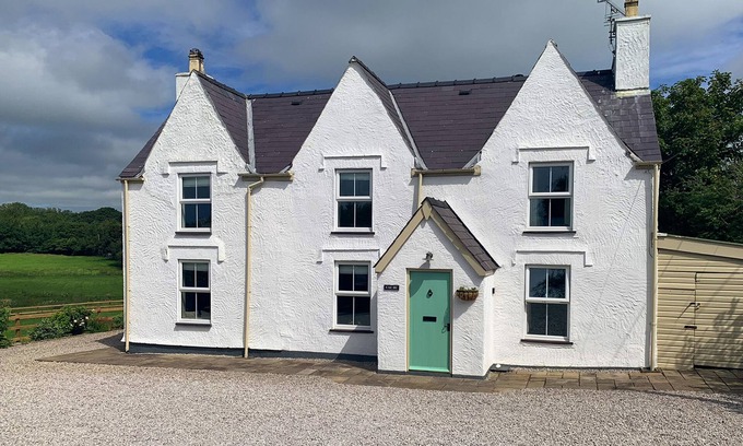 Dwyran House | CAE DU, pet friendly, with hot tub in Niwbwrch (Newborough)