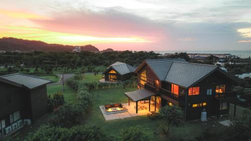 Tateyama Villa | Cairns House by SANA