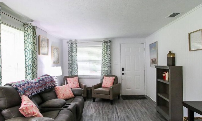 Pooler House | Cake Bungalow – Cozy Pet-Friendly Getaway Near I-95