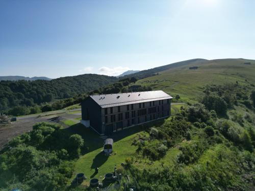 Saint-Projet-de-Salers Hotel | Caldera hébergement et activités d'altitude
