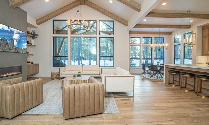 Sunriver House | Caldera Retreat with Hot Tub, A/C & Game Room