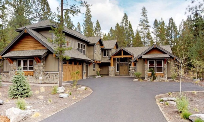 Sunriver House | Caldera Springs Escape with Hot Tub, BBQ & Game Room