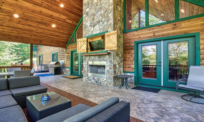 Cherokee Cabin | Caldwell Lodge - less than 5 miles to Harrah's Cherokee Casino.
