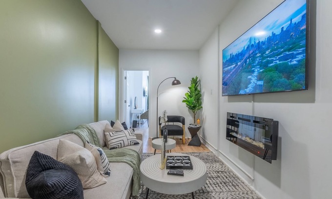 The Heights Apartment | Calm Cocoon by the Train+We Pay Half Your Parking, Sleeps 6! ✨20% OFF 7 days✨