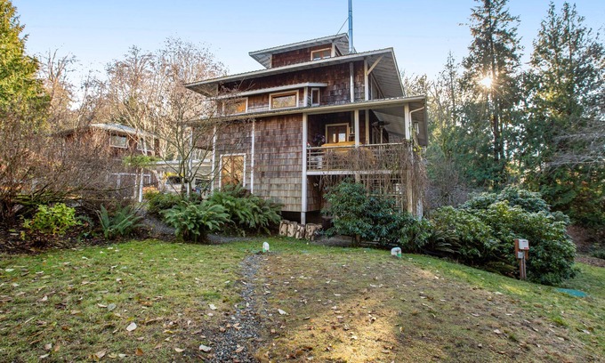 Bainbridge Island House | Calm home with community firepit, space heater, deck, balcony - beach access