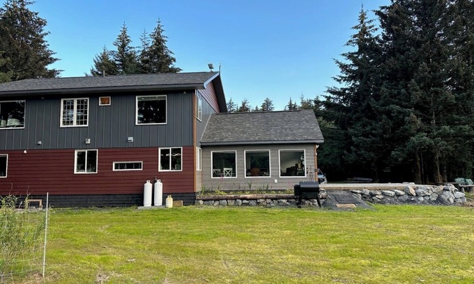 Chiniak Cottage | Cama’i House: Spacious ocean front 7-bedroom cottage at Friends by the Ocean