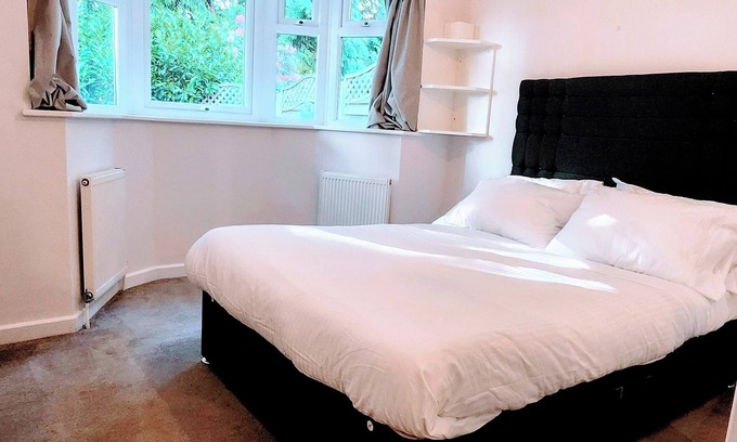 Camberley Apartment | Camberley - 1-Bed Annex - Sleeps 2 - Garden