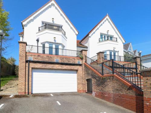 Tenby Apartment | Cambrie