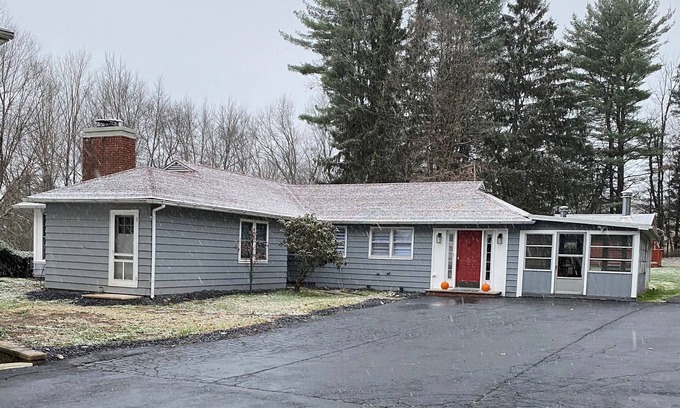 Reeders Cabin | Camelback 5 min away! billiard, foosball surrounded by woods Lodge