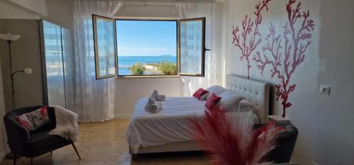 Livorno Apartment | -Camera con Vista mare spettacolare sulla Terrazza Mascagni